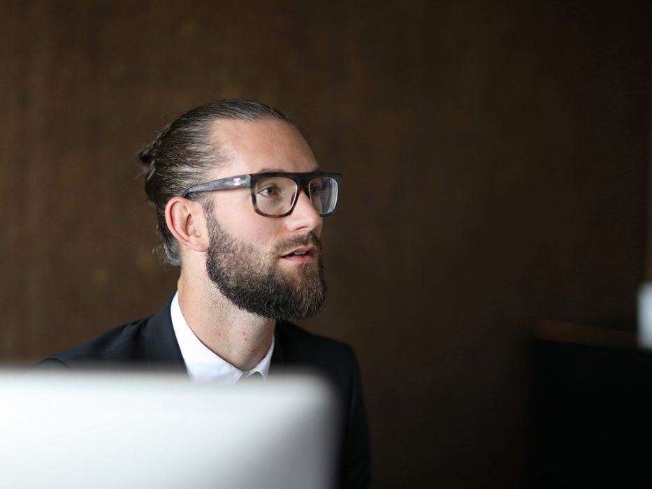 Maître Alexandre SCHMITZBERGER en train de consulter quelqu'un du regard