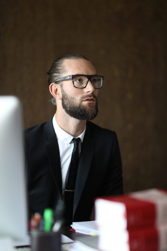 Maître Alexandre SCHMITZBERGER  assise à son bureau