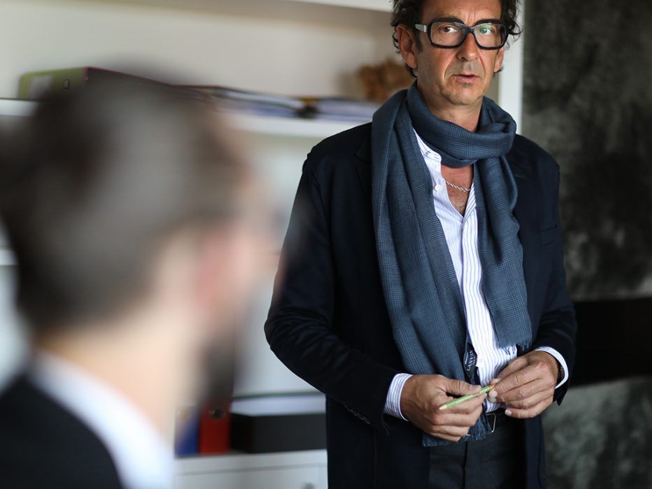 Un avocat avec une écharpe parle à un homme