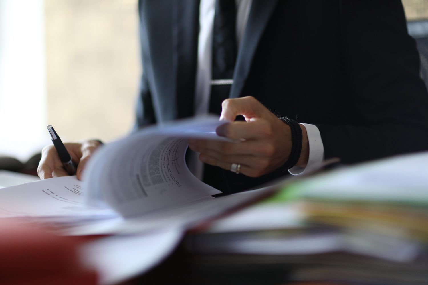 Un avocat consulte un document à son bureau