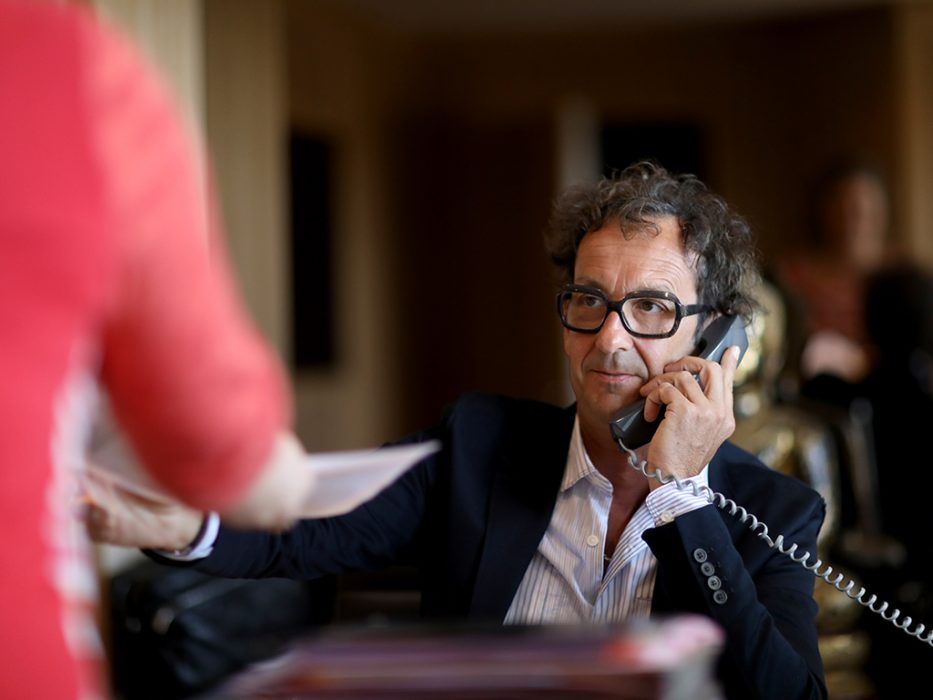 Un avocat assis au téléphone