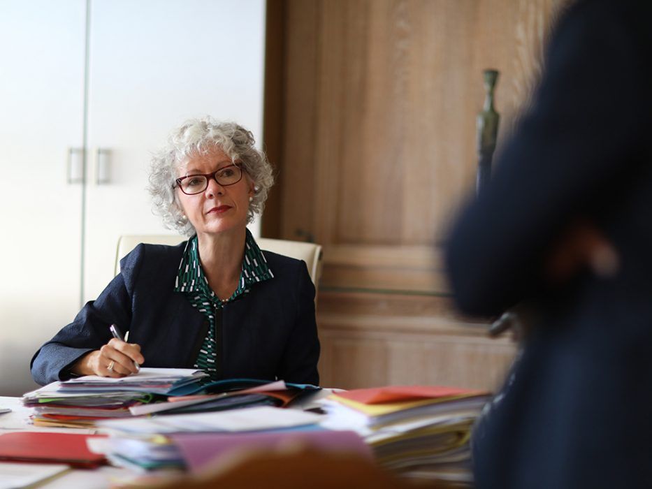 Une avocate regarde un avocat en premier plan