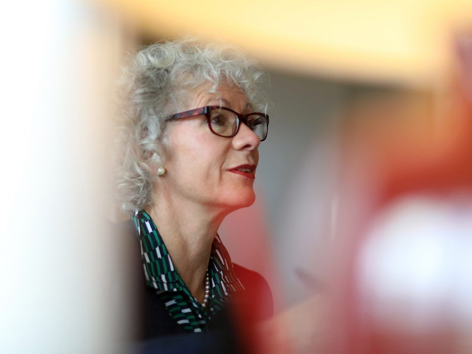 Maître Viviane Schmitzberger en train de regarder quelqu'un