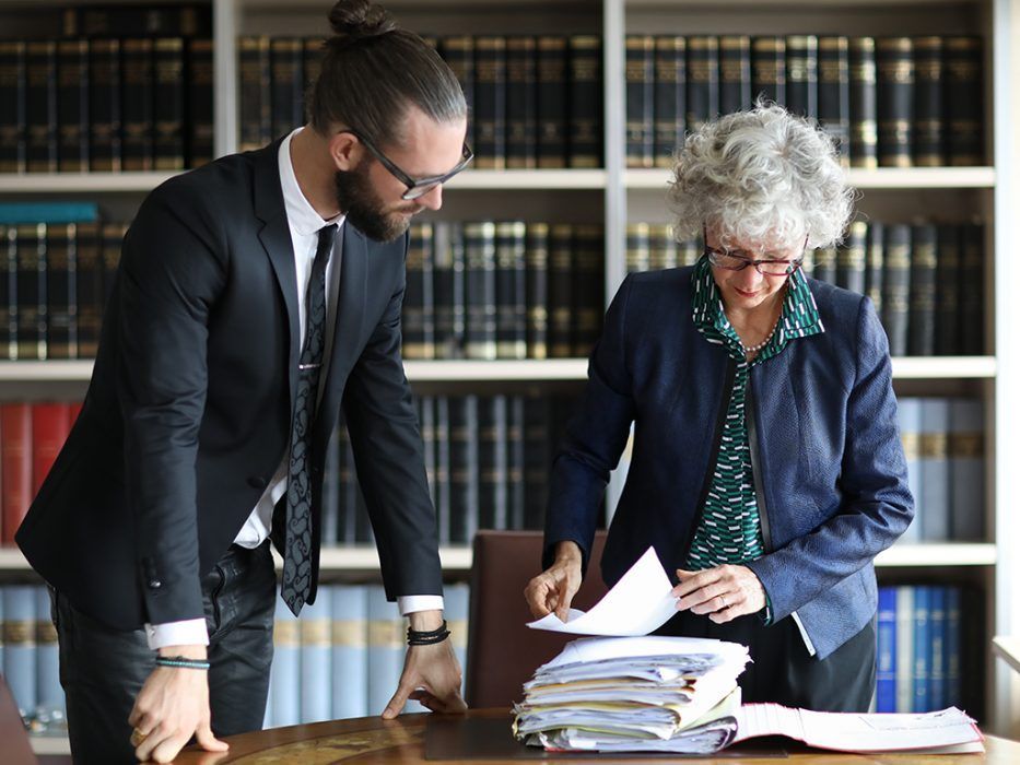 Une avocate regarde un autre avocat