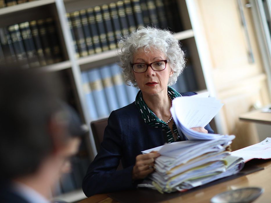 Une avocate regarde un autre avocat