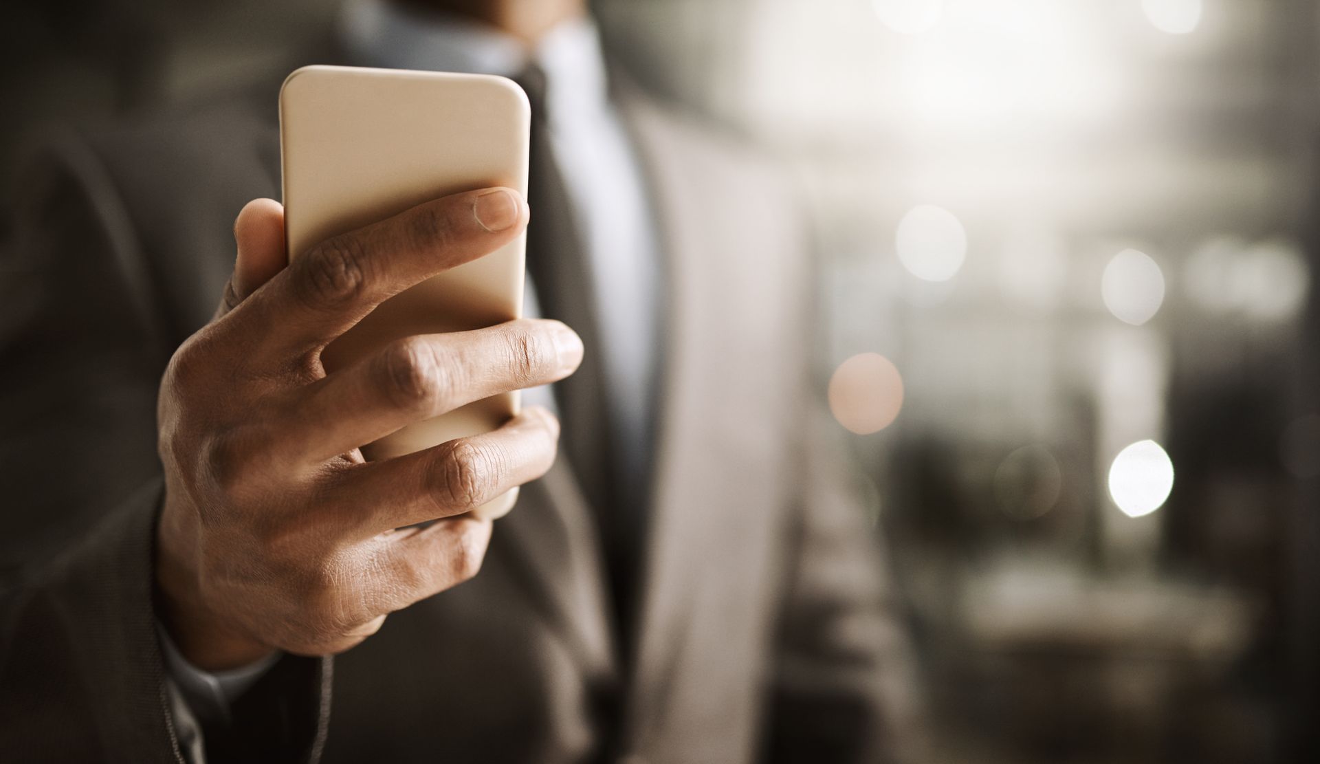 Une homme tenant un téléphone dans sa main