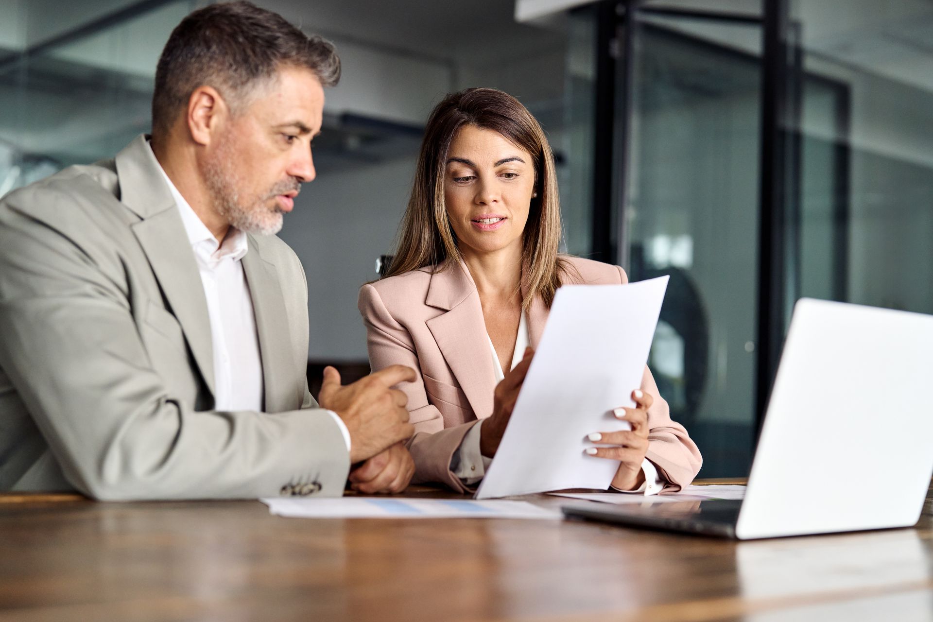 Un homme et une femme discute d'un document papier
