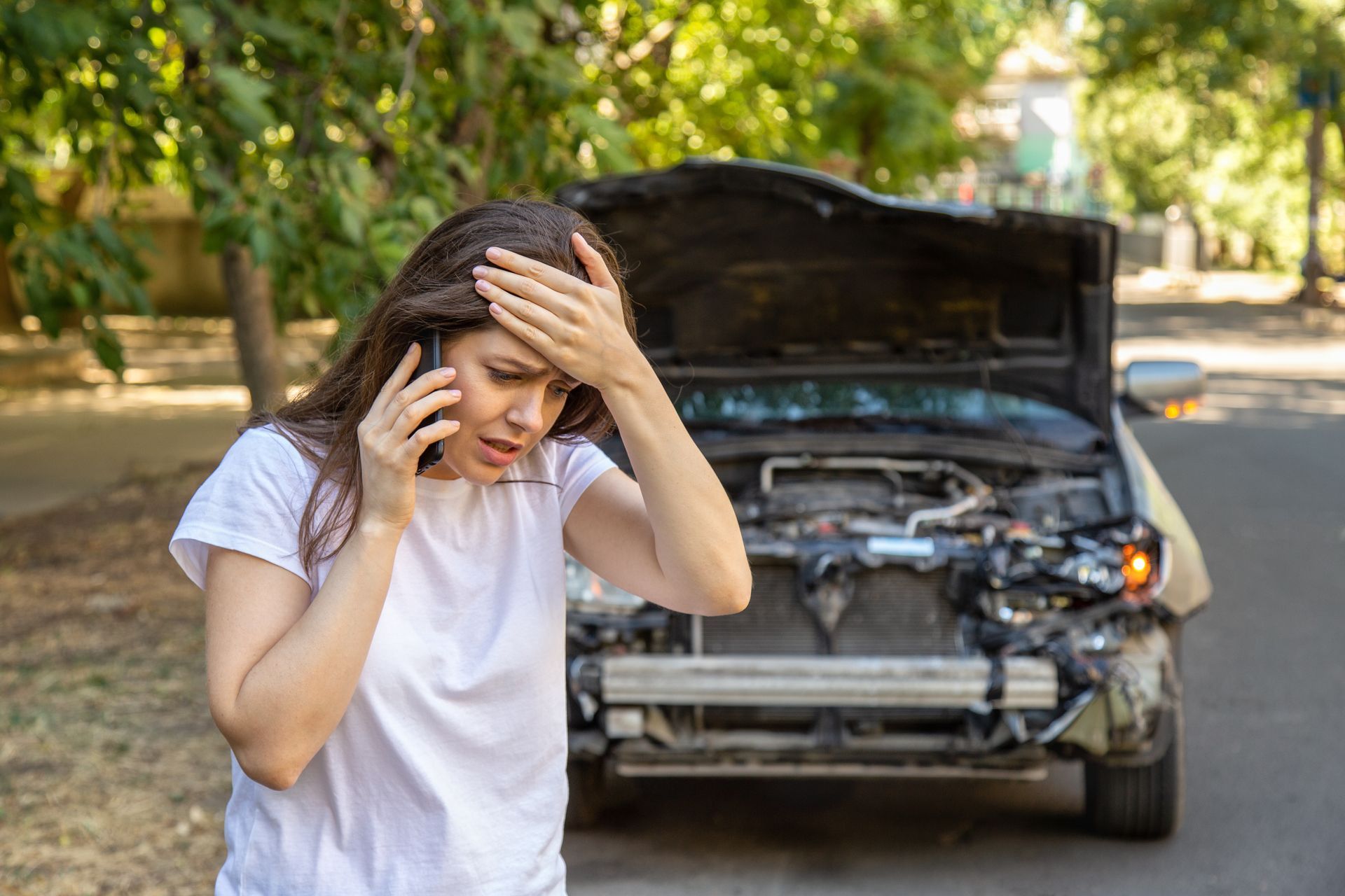 Une femme appelant au téléphone suite à un accident de voiture