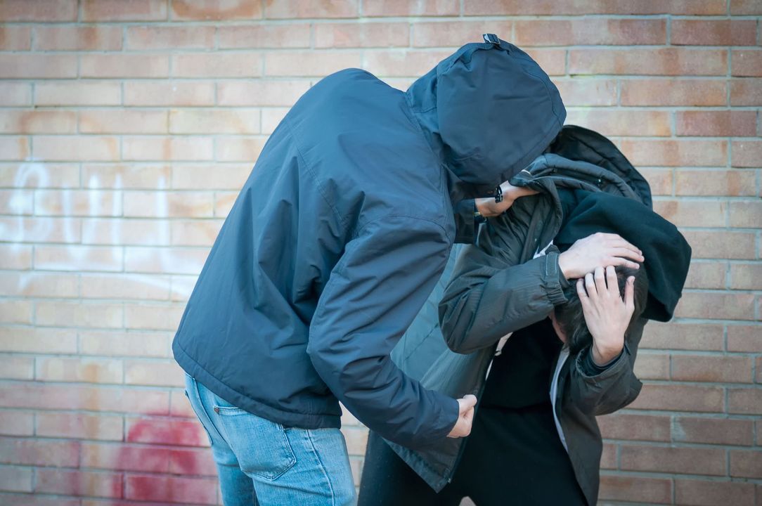 Un homme agressant un autre homme