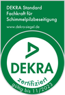 DEKRA-Siegel für Schimmelentfernungsspezialisten. Grüne Plakette mit „DEKRA“ und „zertifiziert“ („zertifiziert“) und Ablaufdatum 11/2023.