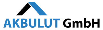 Logo der AKBULUT GmbH; Text blau und schwarz, mit einer blau-schwarzen dachförmigen Grafik.