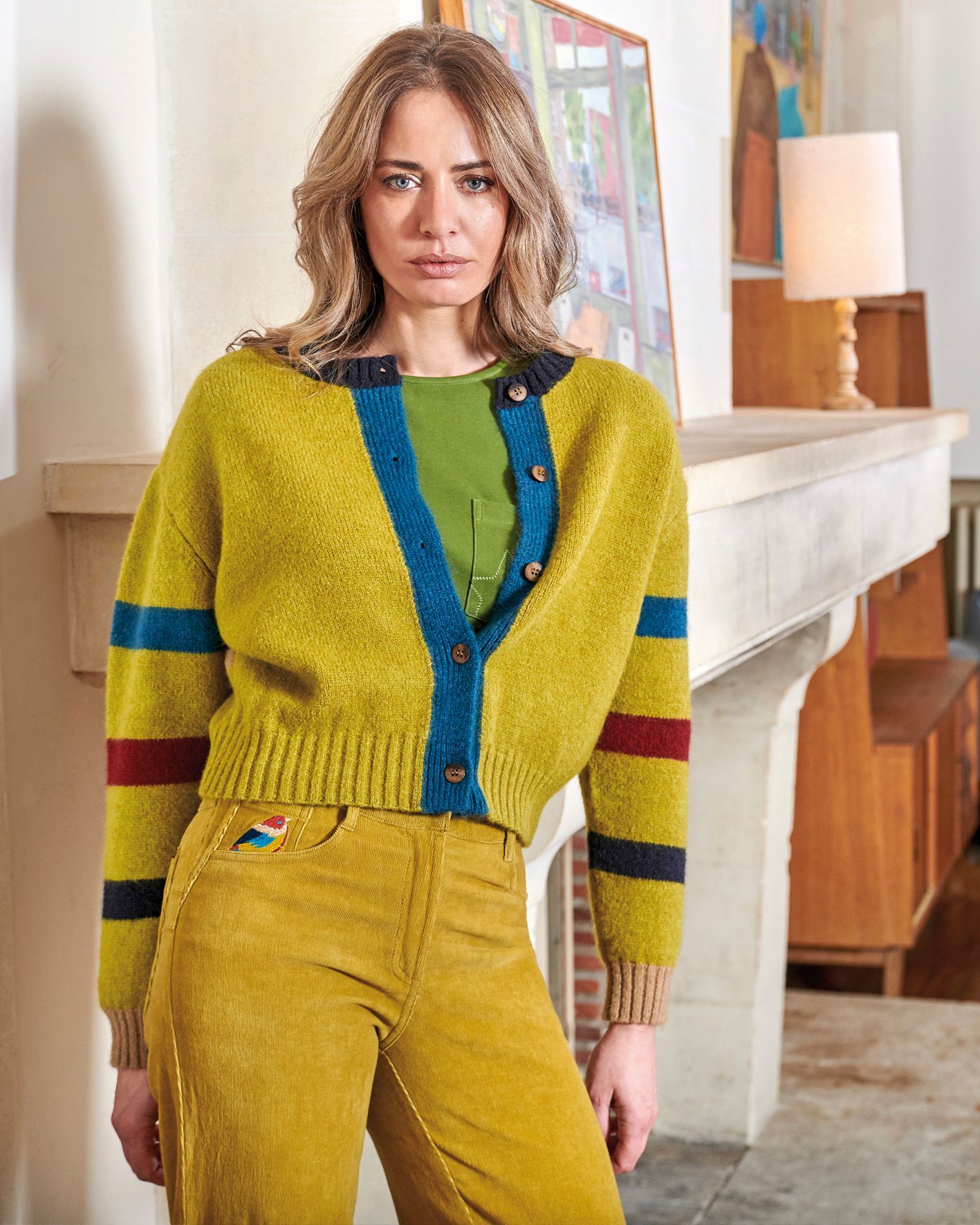 Femme portant un cardigan en maille et un pantalon.