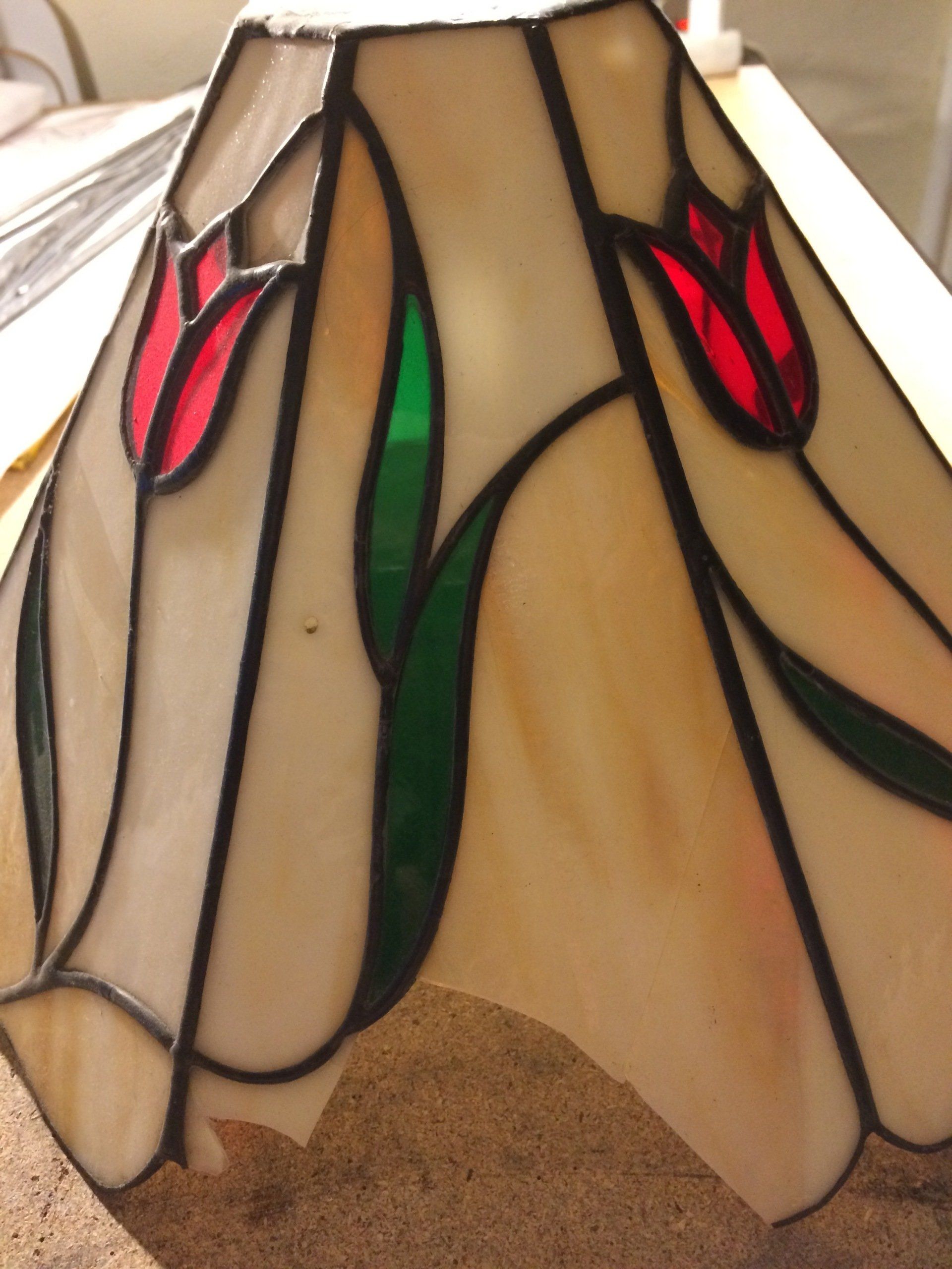 Restauraiton d'un vitrail Tiffany aux motifs floraux