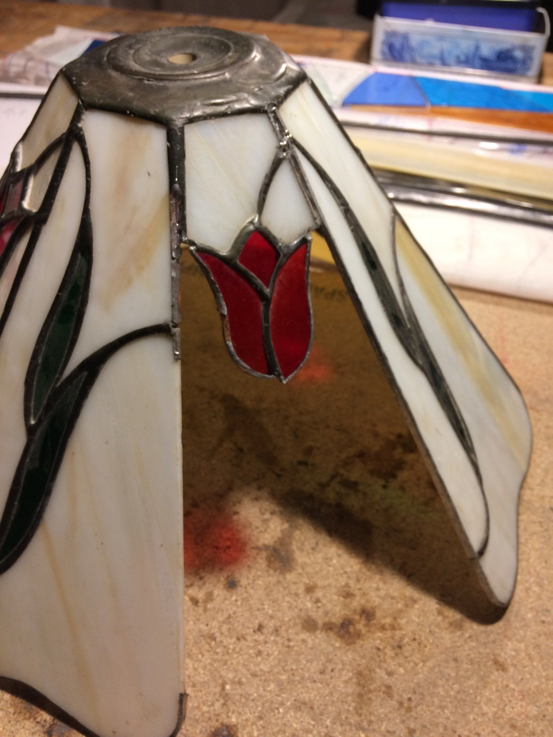 Travail de restauration en cours d'un vitrail Tiffany