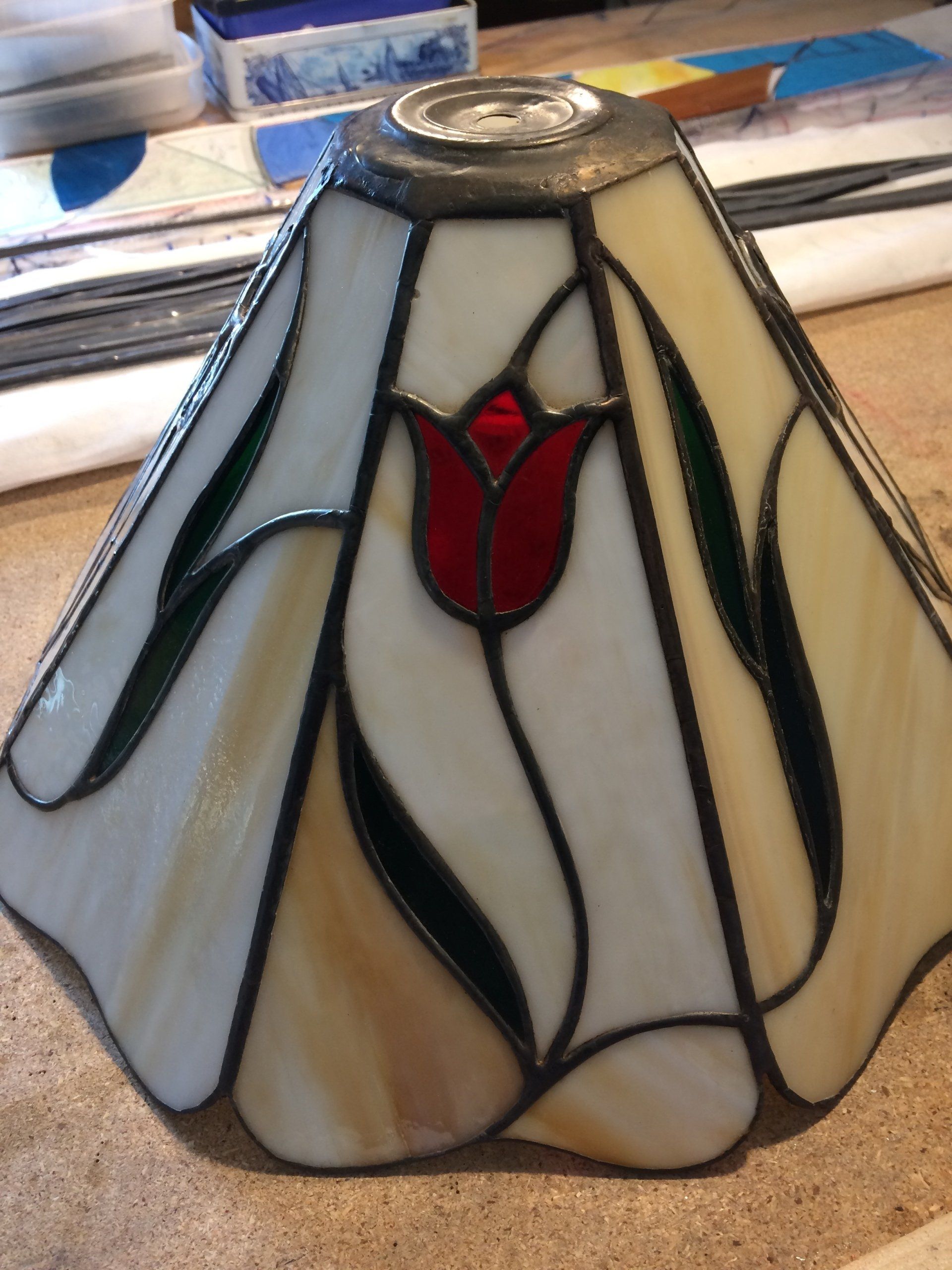 Fin de restauraition d'un vitrail Tiffany à motif floral