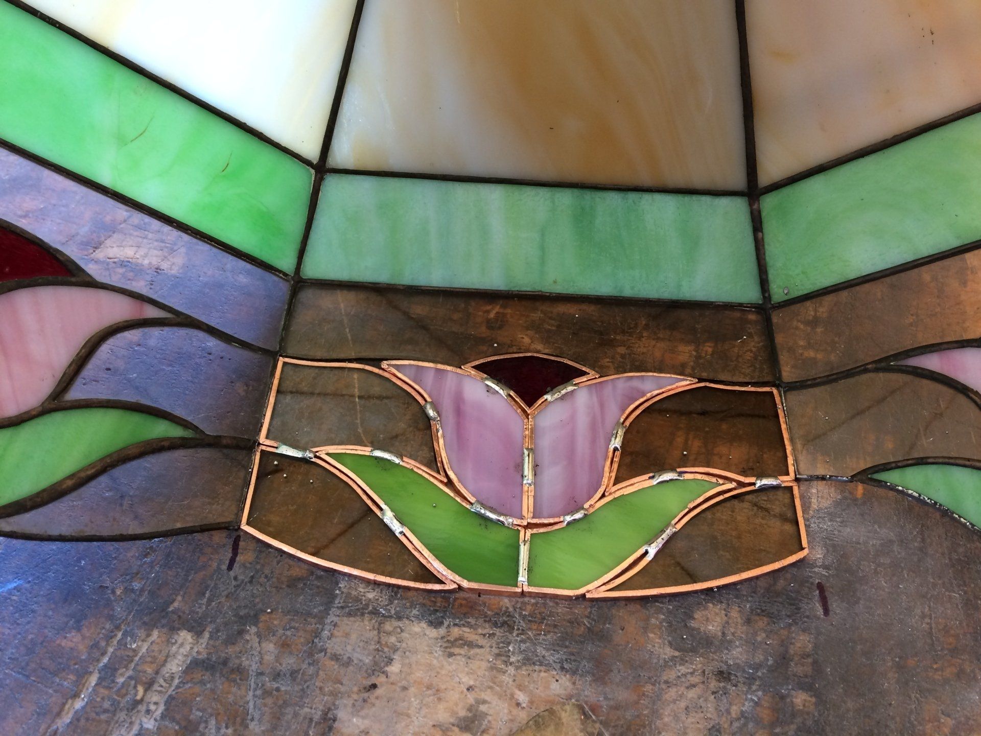 Restauration de vitrail Tiffany en cours par Valérie Salaün, maître verrier