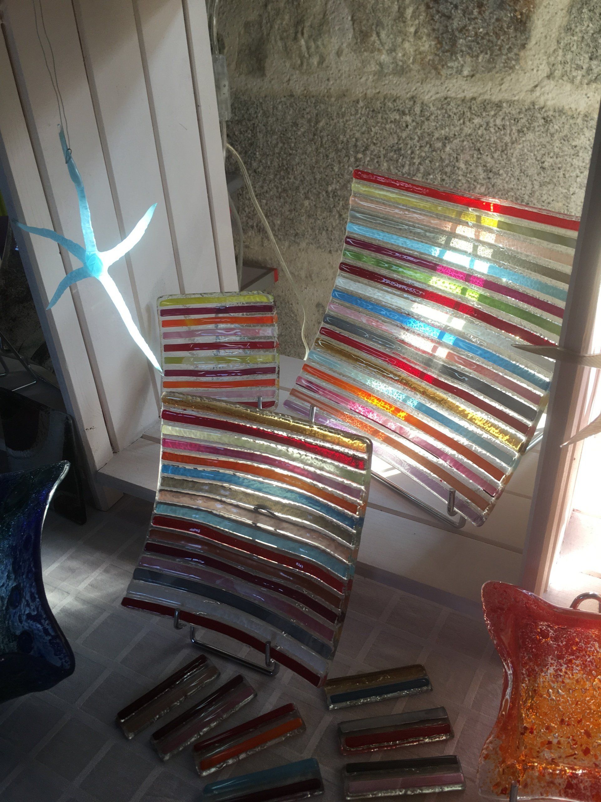 Une sélection de plat en verre réalisés en fusing