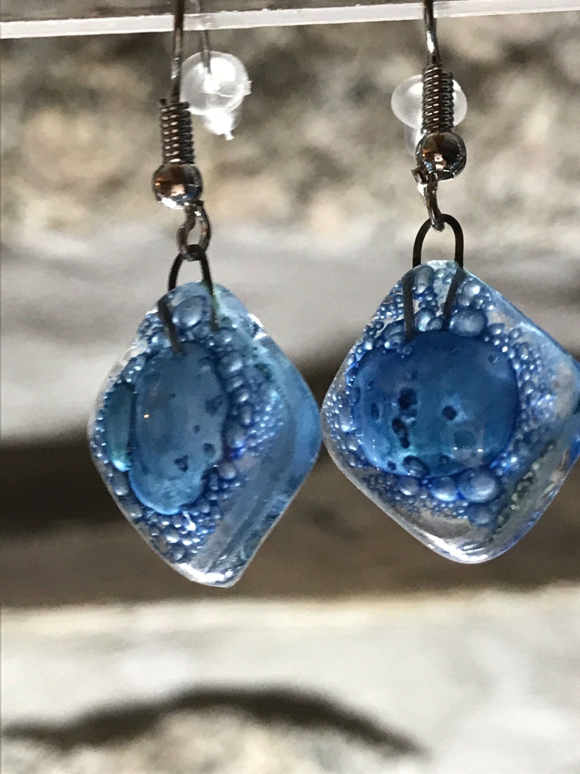 Boucles d'oreilles en verre fusing bleue