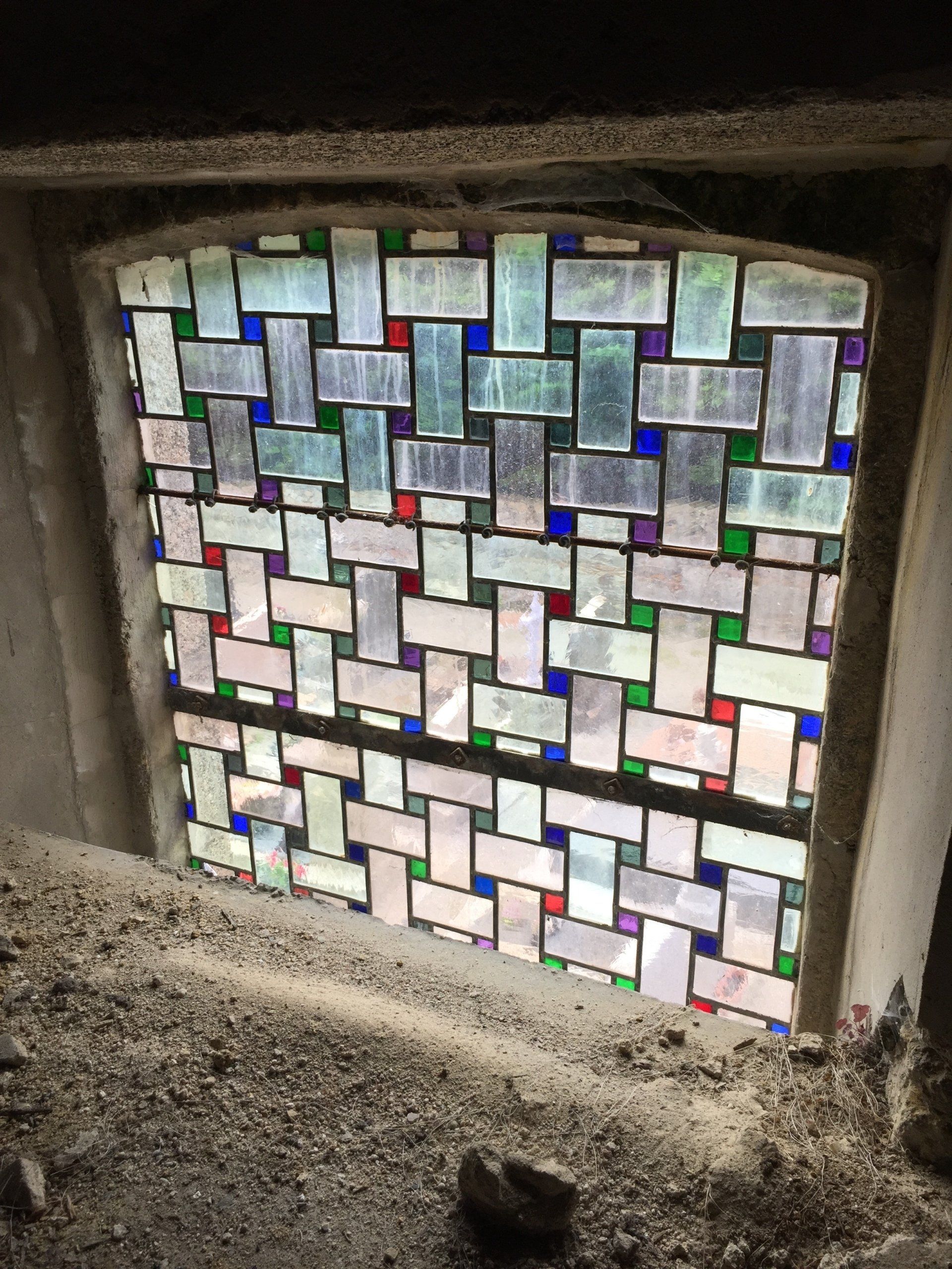 Vitrail d'église à restaurer