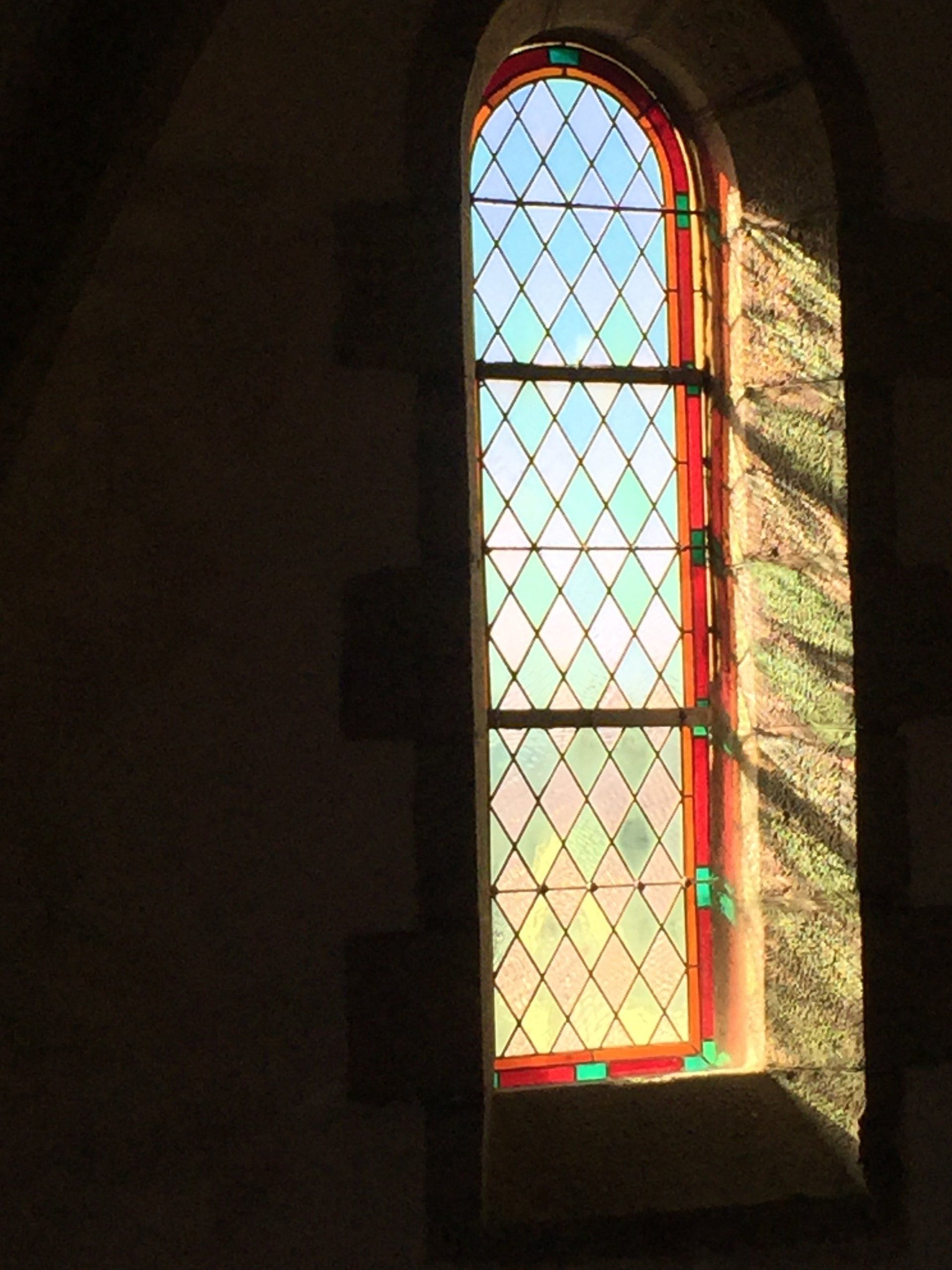 Vitrail traditionnel au plomb sur mesure pour bâtiment historique