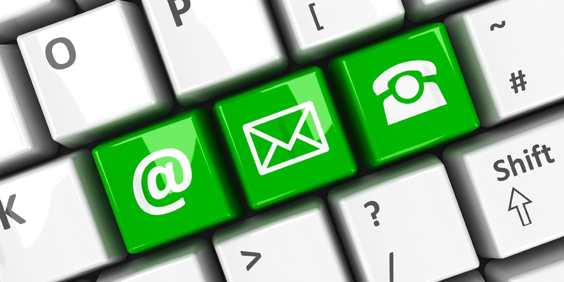 Tastatur mit grünen Kontakttasten: E-Mail, Mail, Telefon.