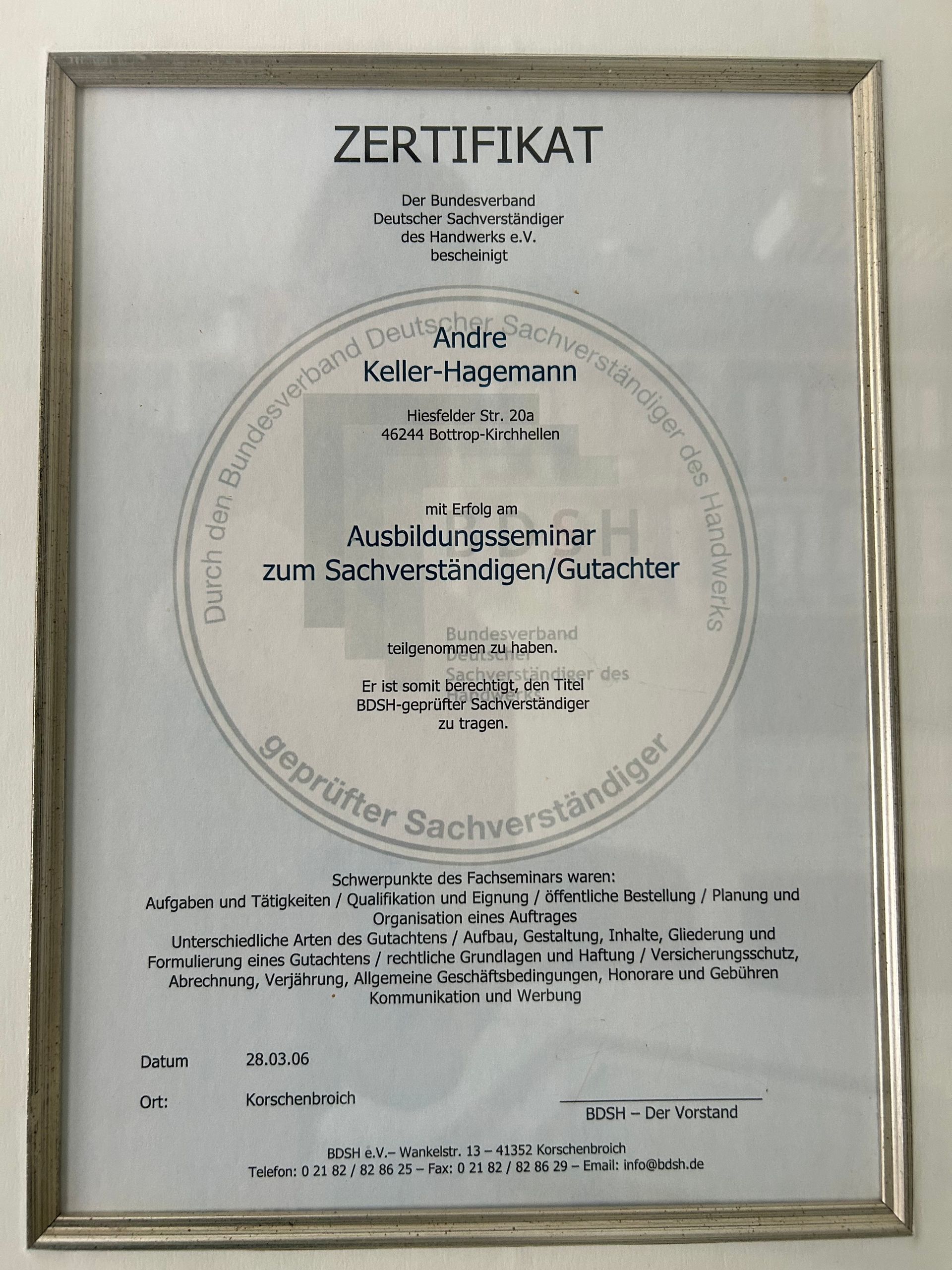 Urkunde in silbernem Rahmen, oben die Aufschrift 