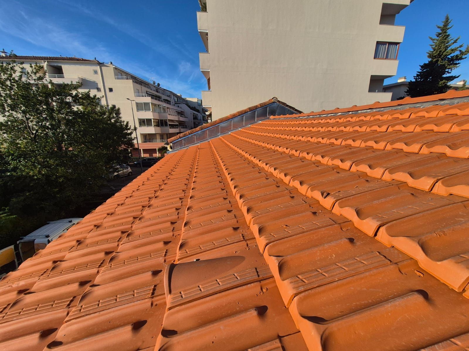 Un toit avec beaucoup de tuiles dessus