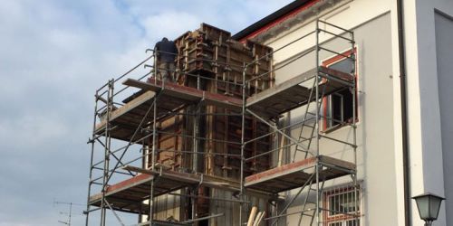 Anbau eines Außenaufzugs an ein Gebäude