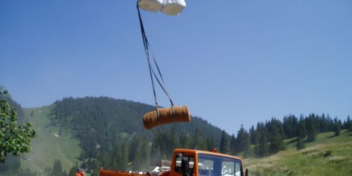 Hubschraubereinsatz mit Geo-Textil zur Erneuerung eines Stauwehrs