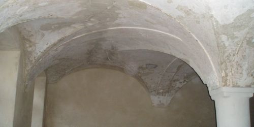 Altes Deckengewölbe vor Sanierungsarbeiten