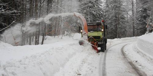 Schneepflug befreit Straßen von Schnee