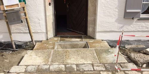 Neu gepflasterter Steinweg zur Eingangstür