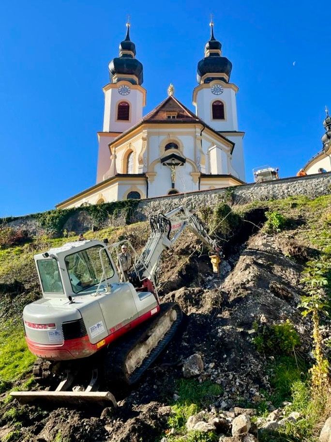 Schneepflug befreit Straßen von Schnee