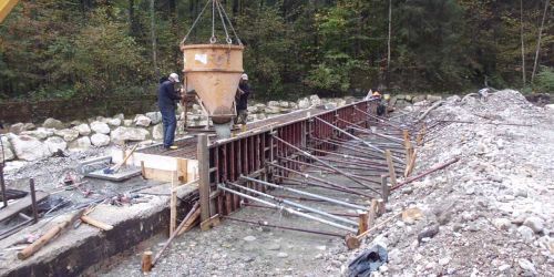 Abgestützte Wände an einem Fluss zum Gießen des Betons