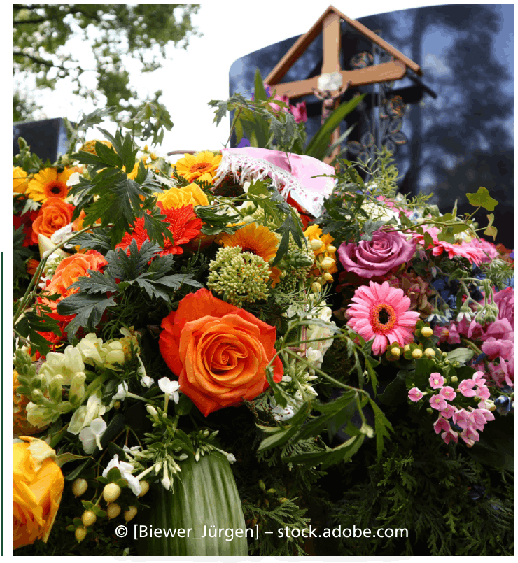 Bestattungen Krumrein, Blumen auf Sarg unter Kreuz