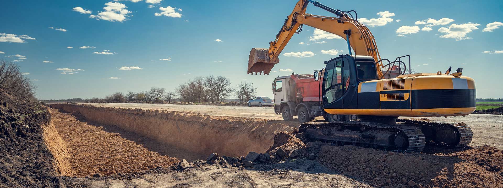 Engin de terrassement en train de creuser une grande tranchée