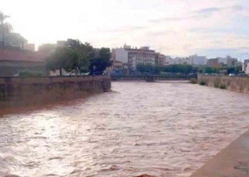 Un gran cuerpo de agua está rodeado de edificios y árboles.