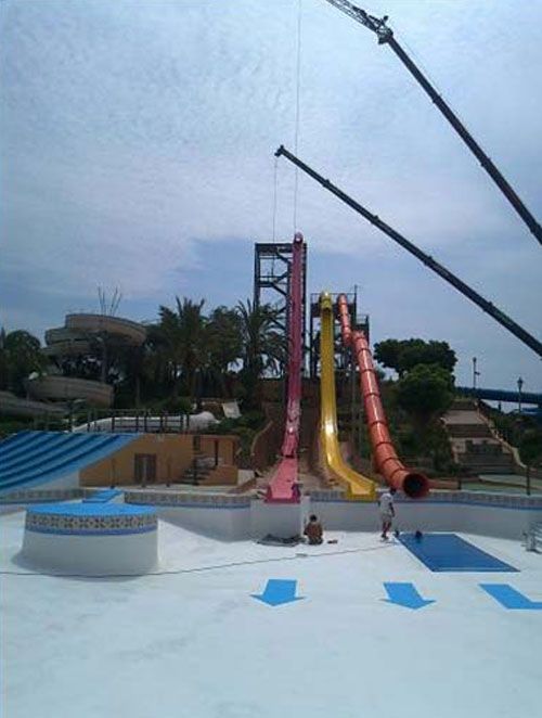 Se está construyendo un tobogán de agua en un parque acuático.