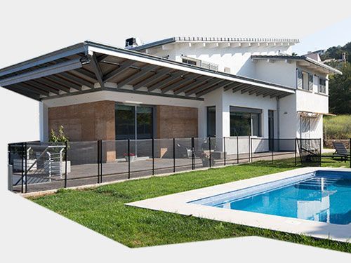 Una casa con piscina delante