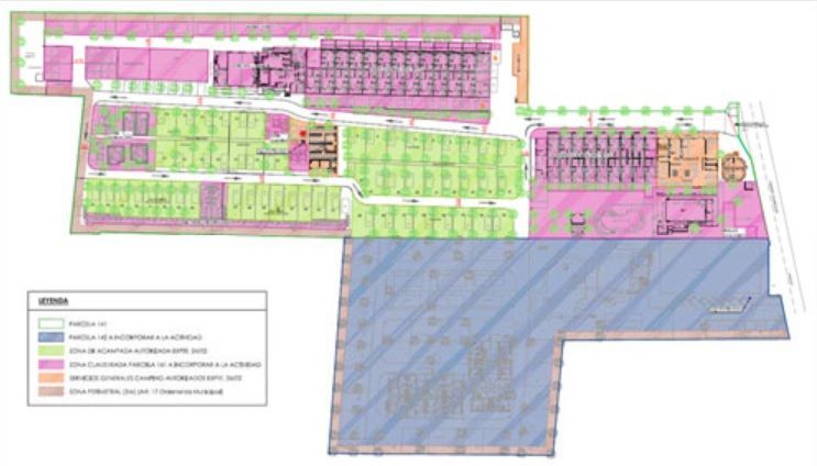 Un plano de un edificio con muchas habitaciones.