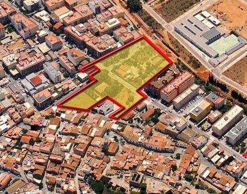 Una vista aérea de una ciudad con una gran área en el medio.