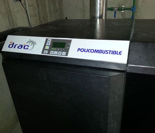 Una caja negra con un cartel blanco que dice policombustible