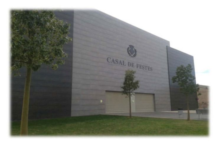 Un gran edificio con la palabra casal en él.