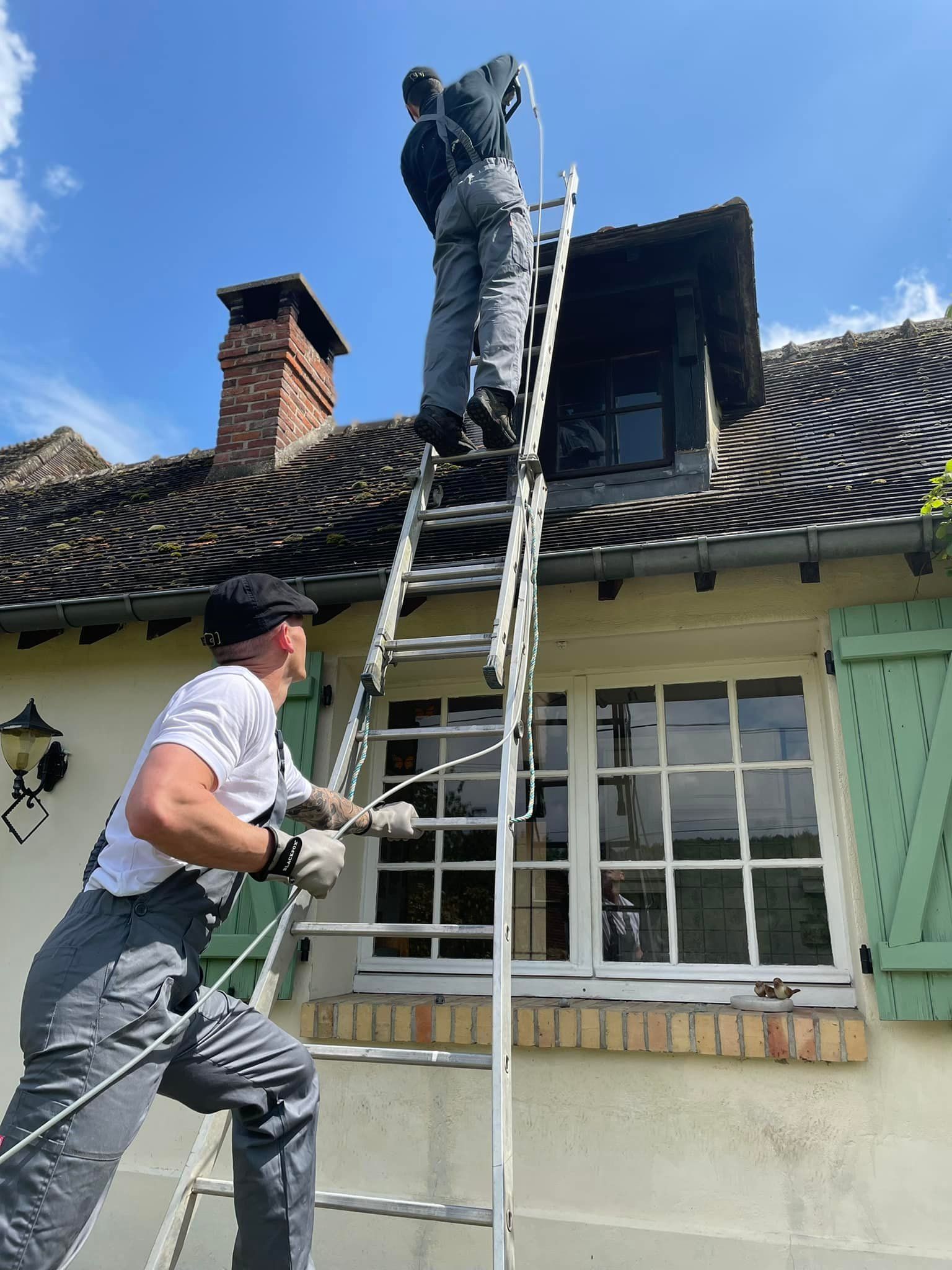 Equipe de nettoyage de toiture