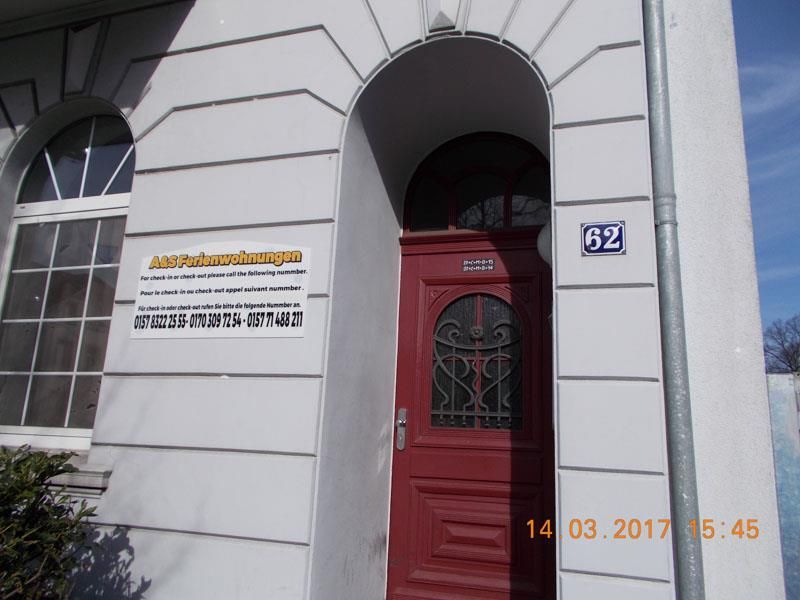 Eine rote Tür mit der Nummer 82 darauf