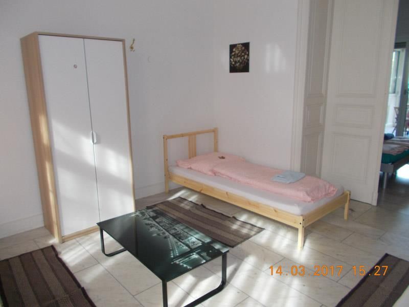 Ein Schlafzimmer mit einem Einzelbett und einem Couchtisch