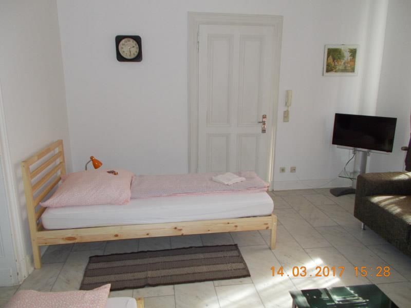Ein Schlafzimmer mit einem Einzelbett und einem Flachbildfernseher