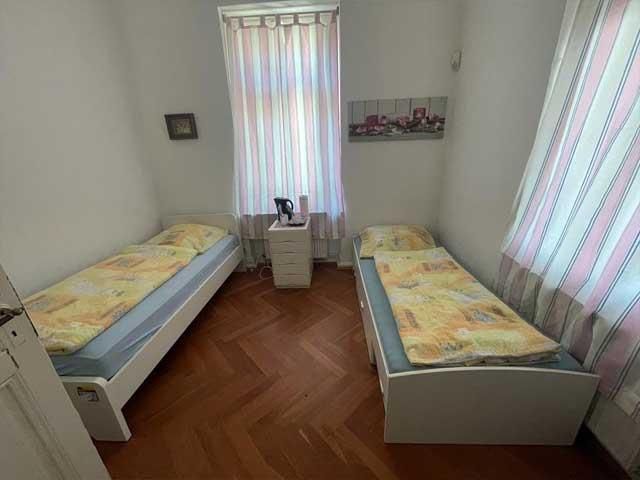 Ein Schlafzimmer mit zwei Betten und einem Nachttisch
