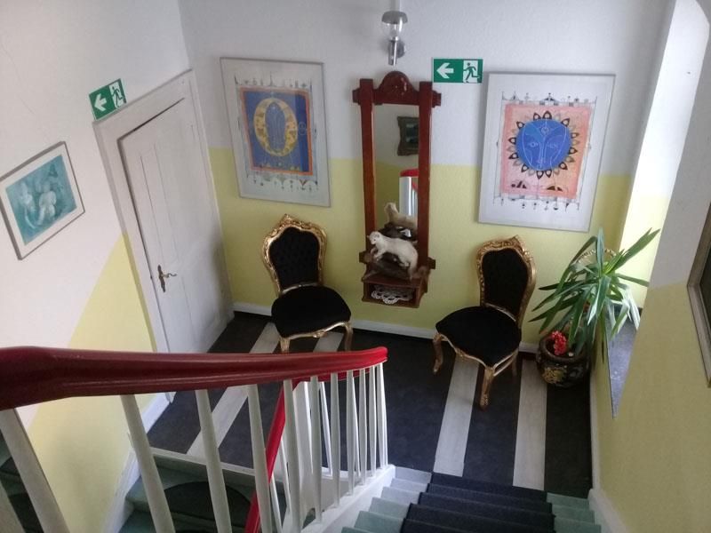 Eine Treppe mit einem grünen Ausgangsschild an der Wand