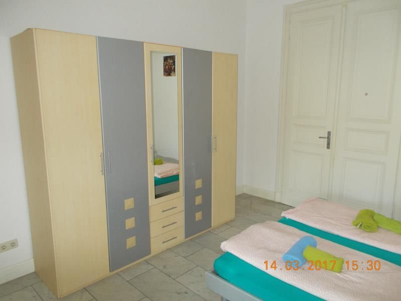 Ein Schlafzimmer mit zwei Betten und einem großen Kleiderschrank